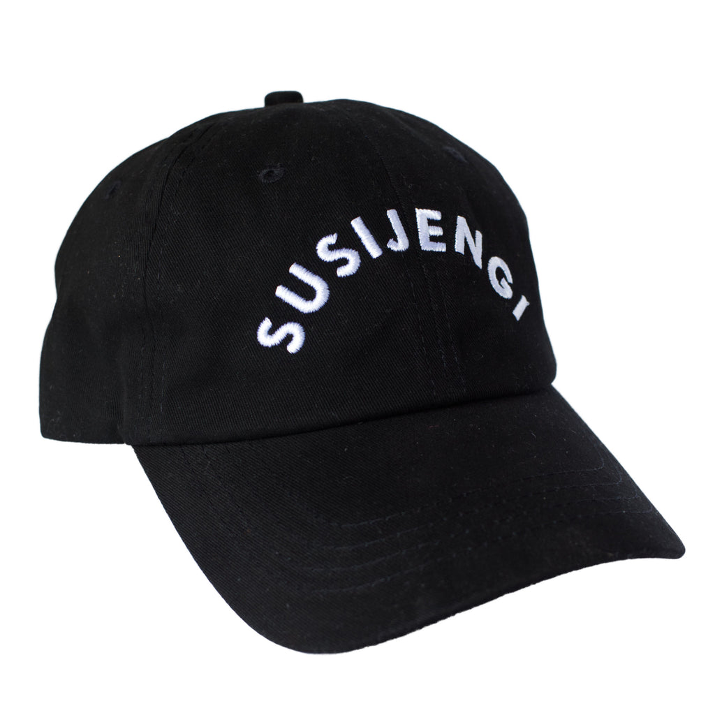 Black cap with white SUSIJENGI text. Musta Susijengi lippis valkoisella tekstillä.