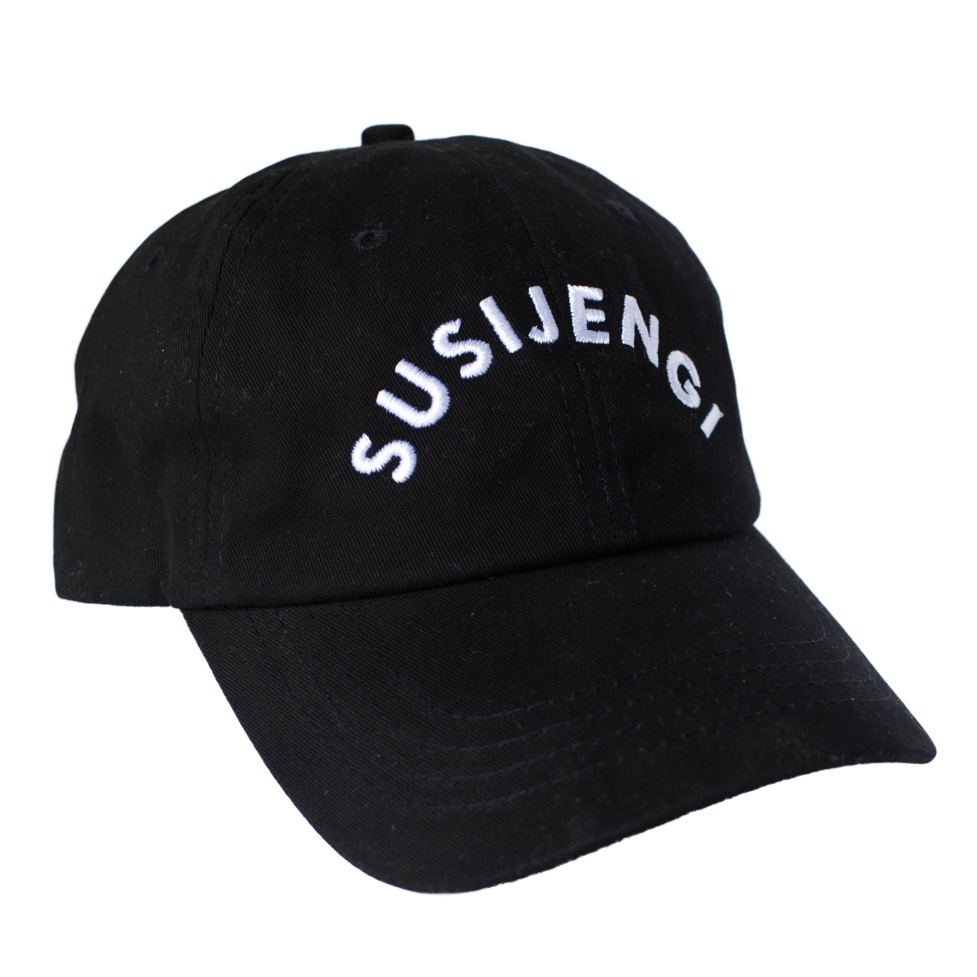 Black cap with white SUSIJENGI text. Musta Susijengi lippis valkoisella tekstillä.