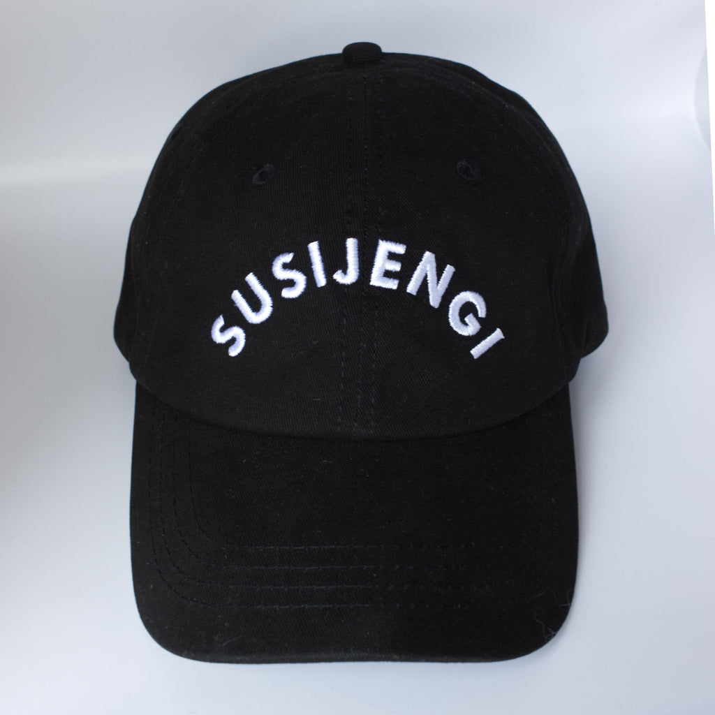 Black cap with white SUSIJENGI text. Musta Susijengi lippis valkoisella tekstillä.